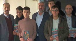 “Bir Bilenle Bir Nesil” Projesi Nedeniyle Öğrencilere Kitap Dağıtıldı