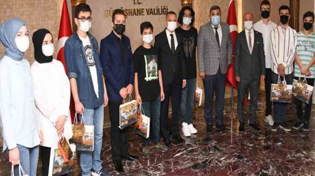 Gümüşhane’de YKS’de Dereceye Giren Öğrenciler Valiyi Ziyaret Etti