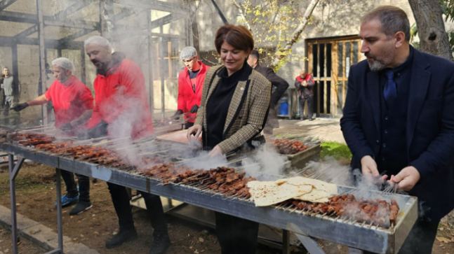 Meclis Bahçesindeki Mangal Partisi Tepki Çekti