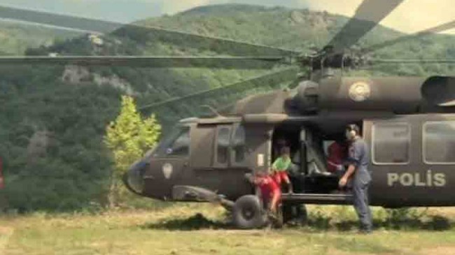 Sel Felaketinde  Yıpranan Türk Bayrağı Yenisiyle Değiştirildi