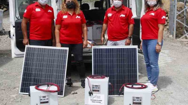 Elektrikten yoksun kalan afetzedelere güneş paneli sistemi dağıtılıyor
