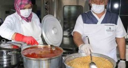 İhtiyaç Sahiplerinin İstihdam Edildiği Projeyle Dezavantajlı Ailelere Yemek Dağıtılıyor