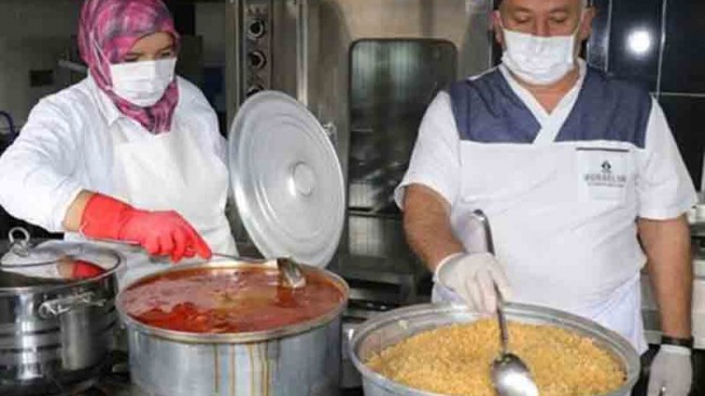 İhtiyaç Sahiplerinin İstihdam Edildiği Projeyle Dezavantajlı Ailelere Yemek Dağıtılıyor