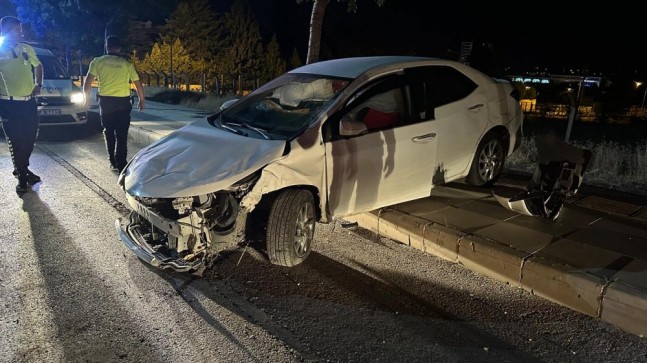 Otomobil Ağaca Çarptı, 1 Kişi Yaralandı