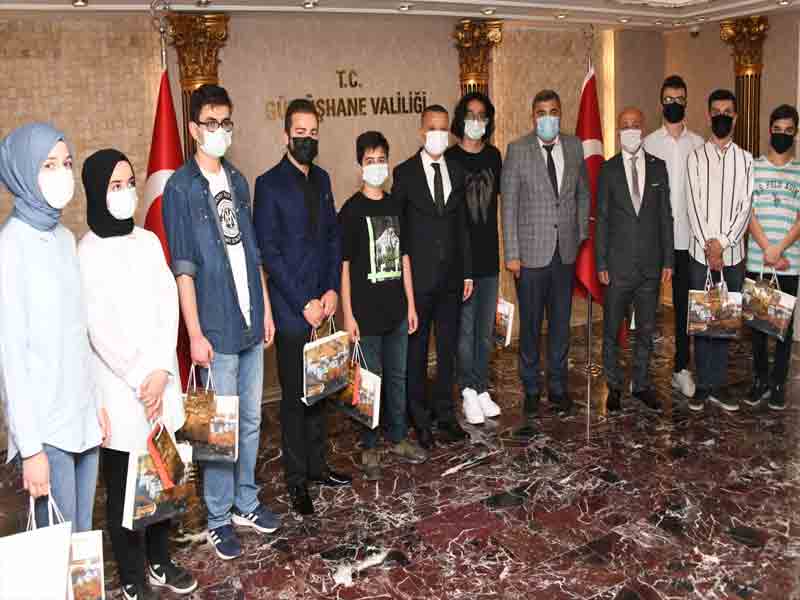 Gümüşhane’de YKS’de Dereceye Giren Öğrenciler Valiyi Ziyaret Etti