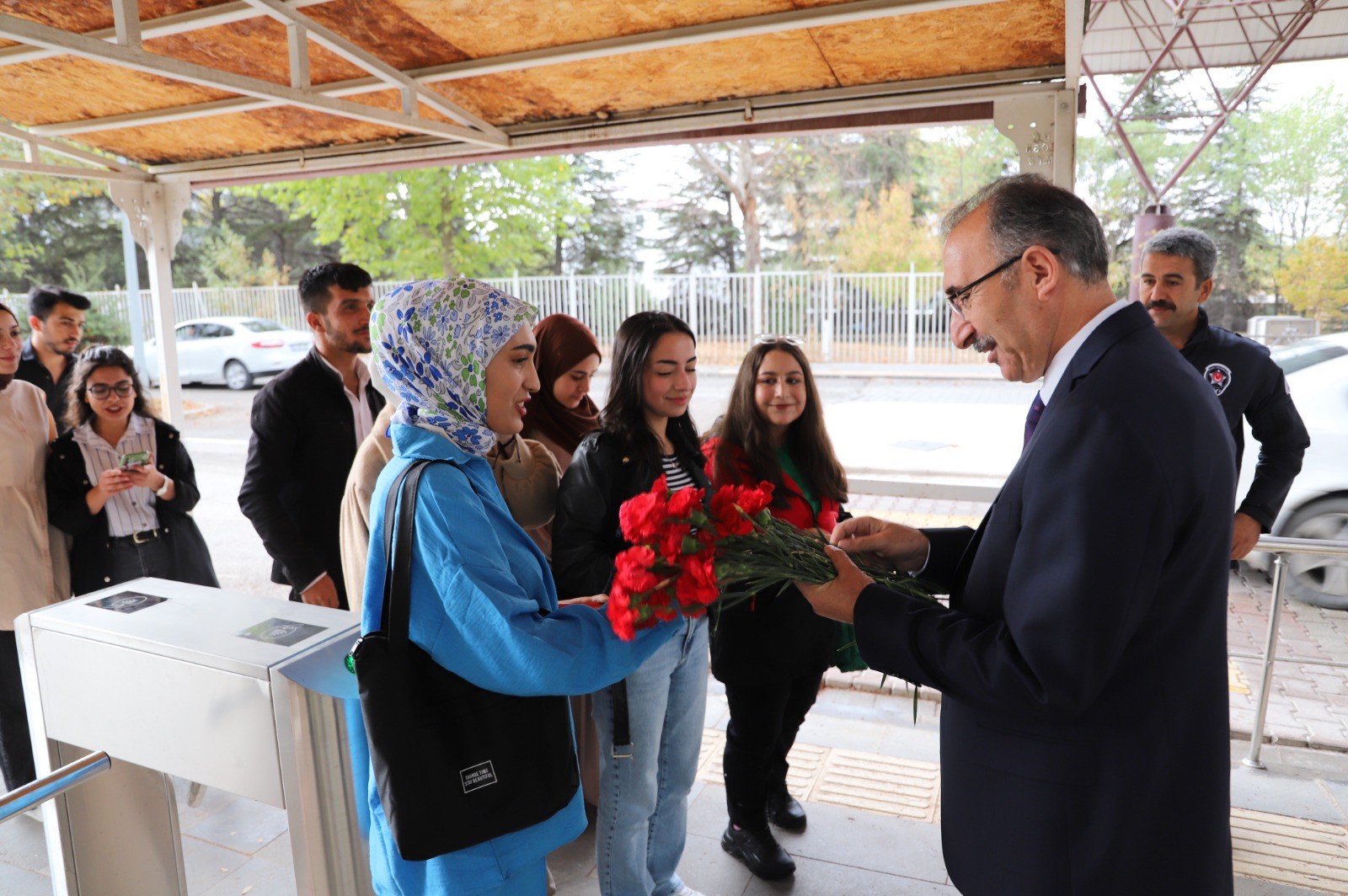 Fırat Üniversitesi, Öğrencilerini Davul ve Klarnetle Karşıladı
